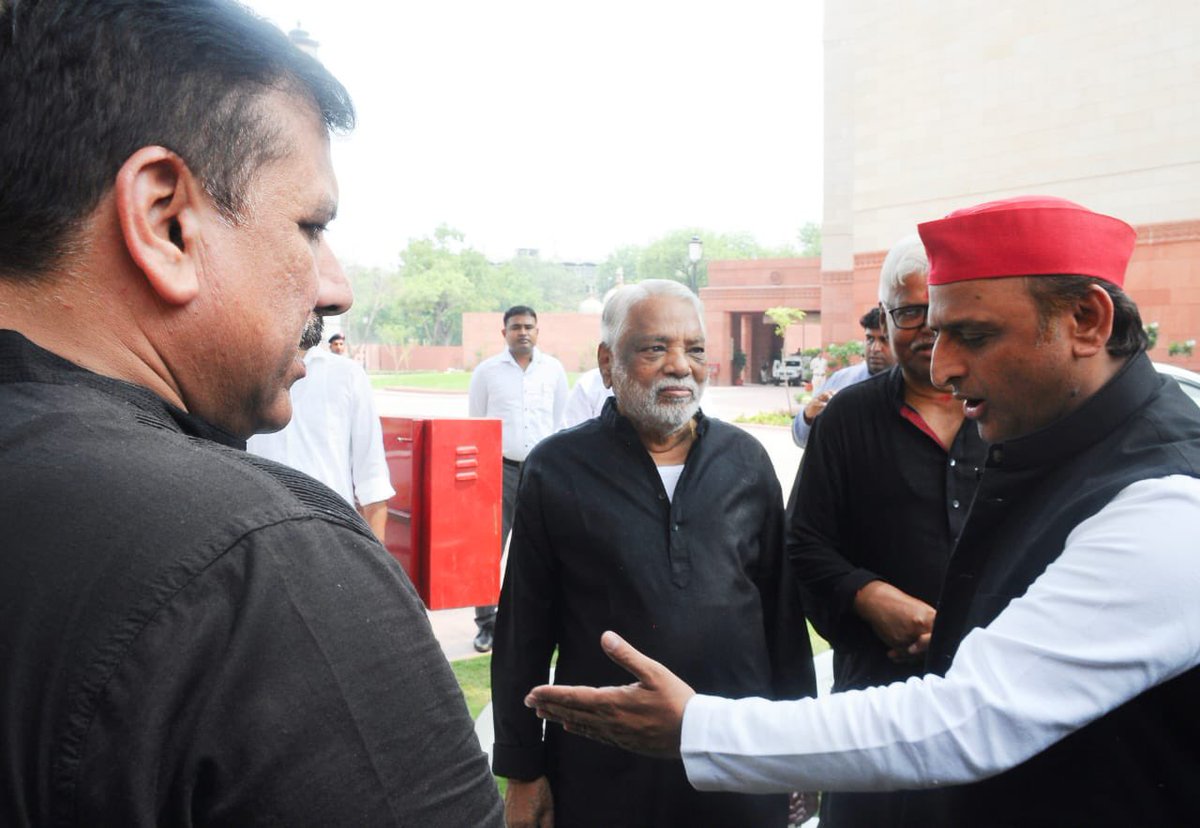 yadavakhilesh's tweet photo. मणिपुर में जो हो रहा है, वो तो इतना वीभत्स है कि भाजपा सरकार को नैतिक और राजनीतिक ज़िम्मेदारी लेते हुए अपने आप ही, अपने ख़िलाफ़ ही ‘अविश्वास प्रस्ताव’ लाना चाहिए था। https://t.co/zDRrzTDXBf