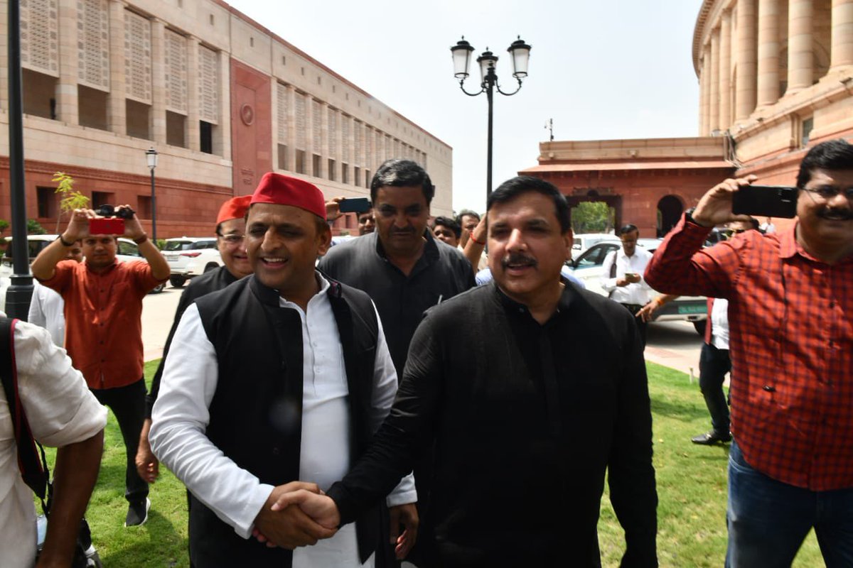 yadavakhilesh's tweet photo. मणिपुर में जो हो रहा है, वो तो इतना वीभत्स है कि भाजपा सरकार को नैतिक और राजनीतिक ज़िम्मेदारी लेते हुए अपने आप ही, अपने ख़िलाफ़ ही ‘अविश्वास प्रस्ताव’ लाना चाहिए था। https://t.co/zDRrzTDXBf