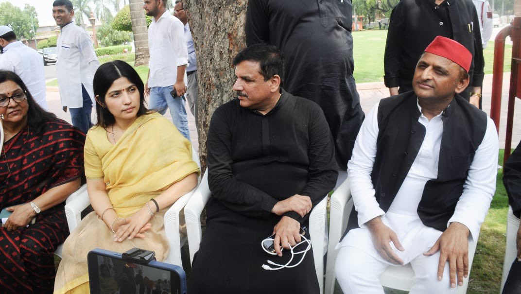 yadavakhilesh's tweet photo. मणिपुर में जो हो रहा है, वो तो इतना वीभत्स है कि भाजपा सरकार को नैतिक और राजनीतिक ज़िम्मेदारी लेते हुए अपने आप ही, अपने ख़िलाफ़ ही ‘अविश्वास प्रस्ताव’ लाना चाहिए था। https://t.co/zDRrzTDXBf