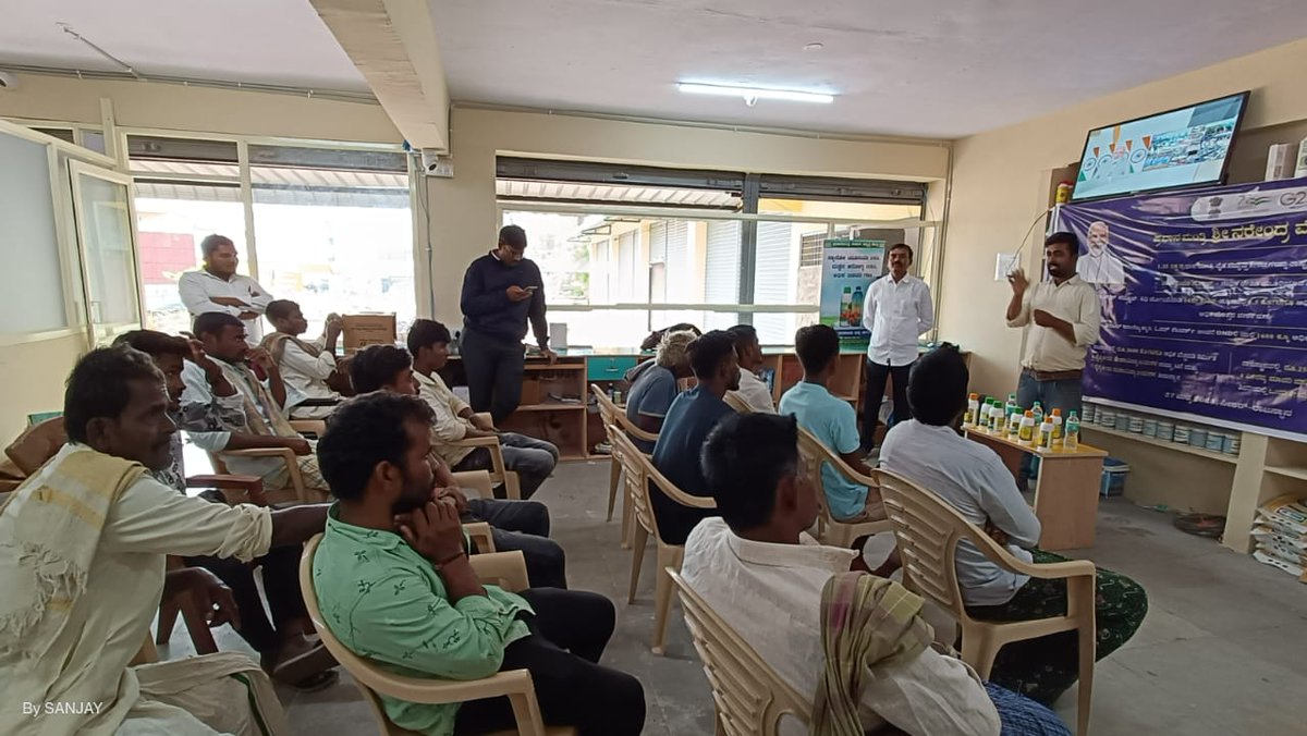 fact_kochi's tweet photo. Thousands of farmers gathered at PMKSKs of FACT to listen to the message of Hon'ble PM.
PM dedicated 1.25 Lakh PMKSKs to the farmers. Glimpses from some of the PMKSKs of FACT. Technical classes were also provided for the farmers.
@FertMin_India @mansukhmandviya @bhagwantkhuba https://t.co/m3ijHuN8Wl