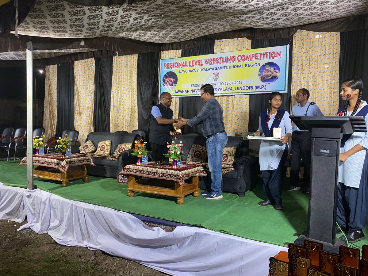 Bhoopendra_Inc's tweet photo. गत दिवस रीजनल लेवल रेसलिंग कंपटीशन नवोदय विद्यालय समिति, भोपाल रीजन द्वारा आयोजित किया गया जिसमें बच्चों को पुरस्कार वितरित कर हौसला अफ़ज़ाई किया. इस दौरान मिले प्यार और स्नेह के लिए हृदयतल की गहराइयों से आभार 🙏🏻💐

#भूपेंद्र_मरावी 
विधायक, शहपुरा (डिंडोरी) https://t.co/RVWIo3JpH7