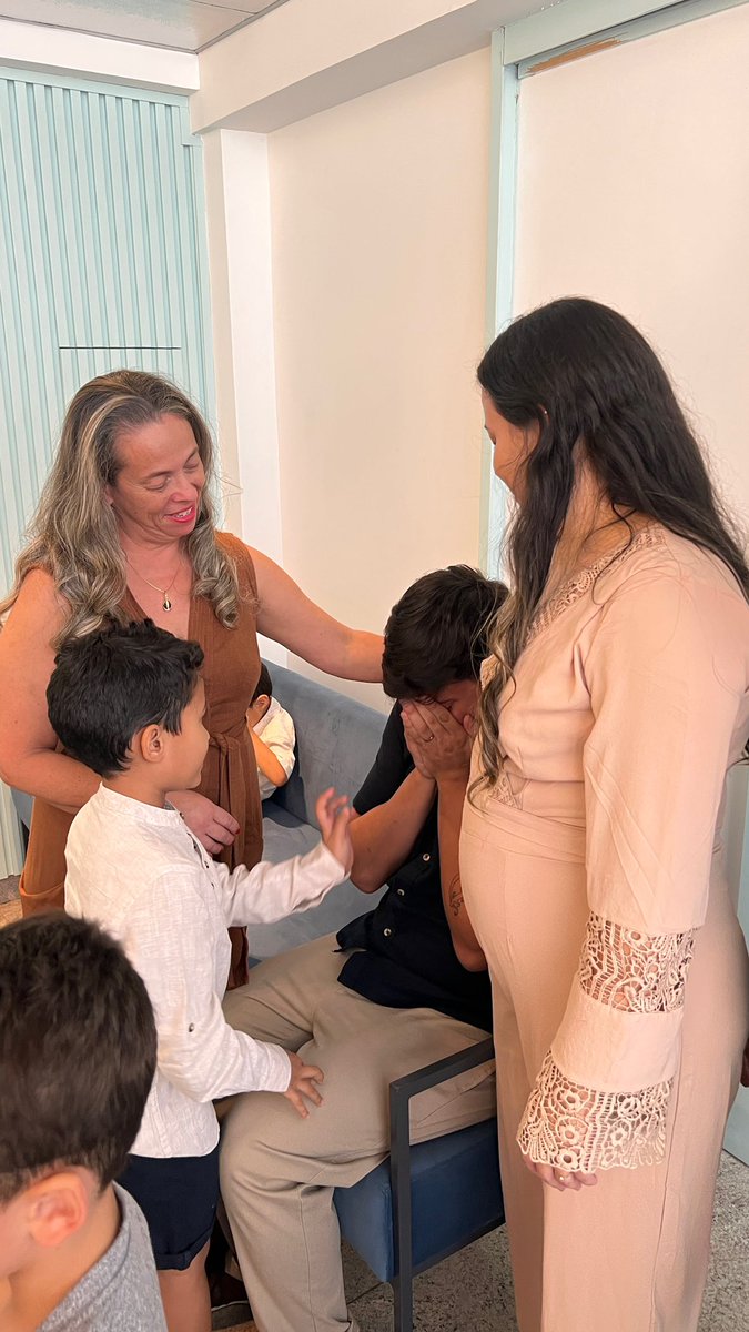 Nos casamos hoje! Um dos dias mais felizes da minha vida. Na segunda foto, eu em prantos e me sentindo muito amado pela minha sogra, cunhada e cunhadinho. O amor venceu! 🏳️‍🌈❤️