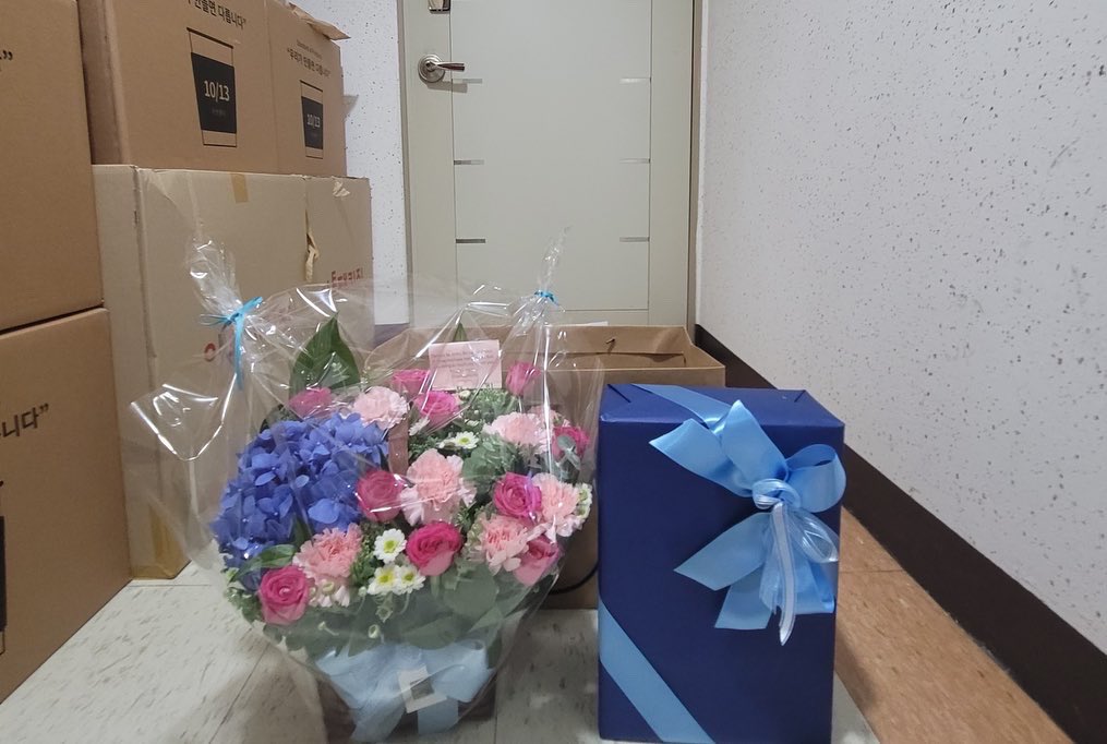 Dearest Kim Seon-ho,
Be happy always ♡
Thank you for your smile!

Such a sweet message with our beautiful flowers and fancy shoe from his Fan.
#kimseonho #thankyouflowers💐 #appricationfromclient #gifts #kpop 
#flowergiftkorea #koreandrama #koreandramalovers #kdrama #koreanmusic