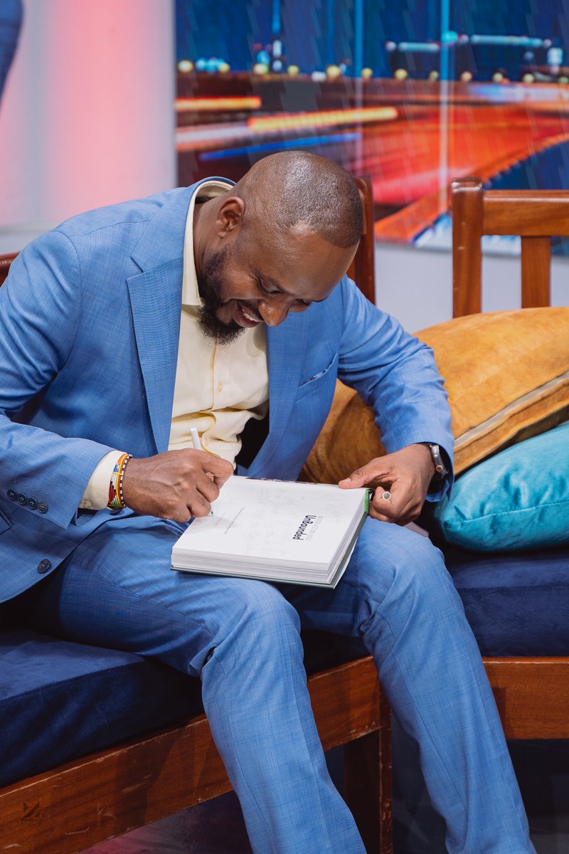 bonifacemwangi's tweet photo. "Boniface Mwangi Unbounded is well written with incredible photos, photojournalism at its best." - Professor Ngũgĩ wa Thiong'o
You can get an autographed copy of my book #BMUnBounded from @NuriaStore. https://t.co/qF0PDl7WyC