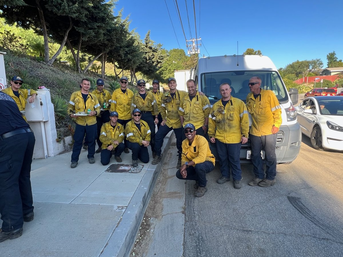 TCEP90290's tweet photo. A few of the grateful firefighters that Rebecca and Taryn served treats to today on Viewridge. https://t.co/vwpytAcLSg