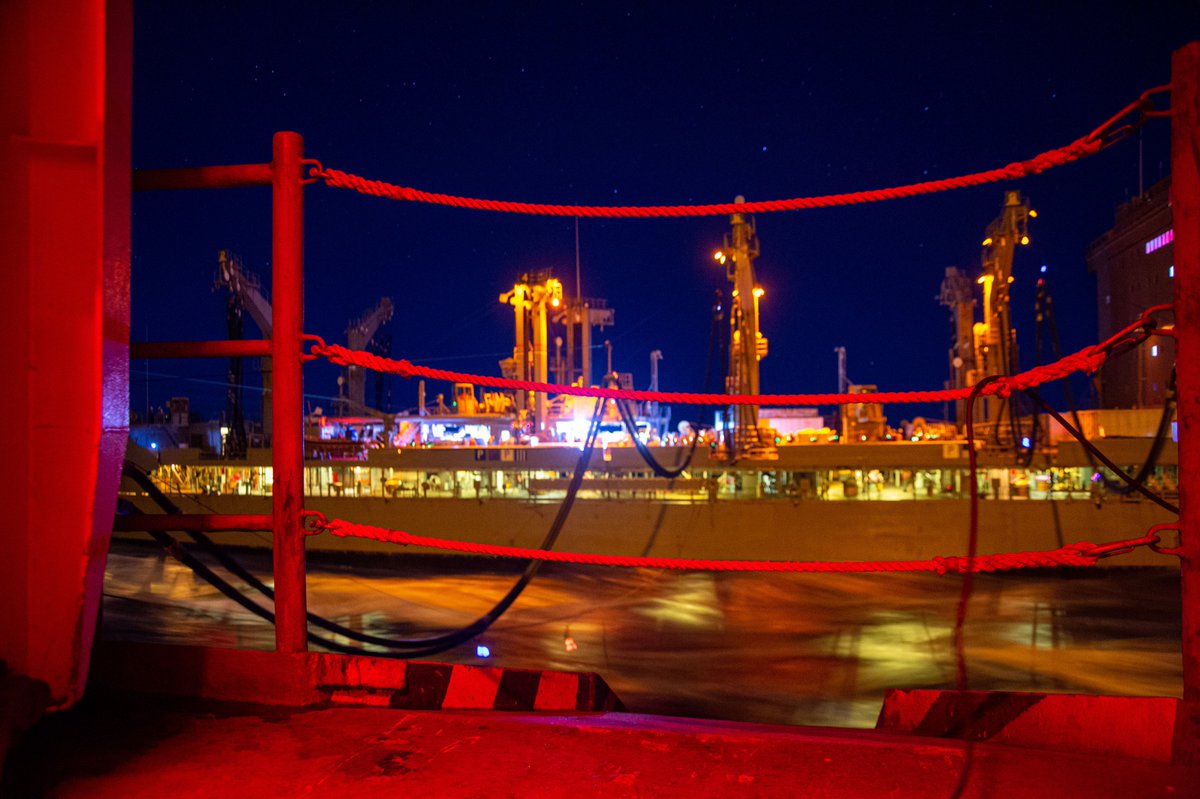 COMLOG_WESTPAC's tweet photo. Logistics and Sustainment. USNS Rappahannock refuels and resupplies the aircraft carrier @Gipper_76 (USS Ronald Reagan CVN 76) in the Indian Ocean July 26th.
#WeDeliver
#SeventhFleet https://t.co/GoXdEXN35k
