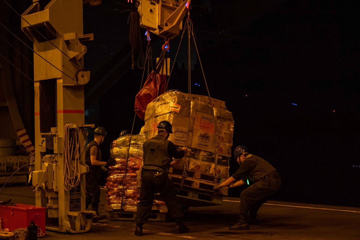 COMLOG_WESTPAC's tweet photo. Logistics and Sustainment. USNS Rappahannock refuels and resupplies the aircraft carrier @Gipper_76 (USS Ronald Reagan CVN 76) in the Indian Ocean July 26th.
#WeDeliver
#SeventhFleet https://t.co/GoXdEXN35k