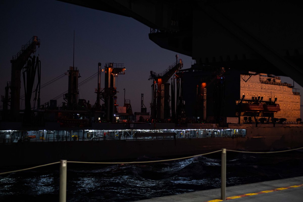COMLOG_WESTPAC's tweet photo. Logistics and Sustainment. USNS Rappahannock refuels and resupplies the aircraft carrier @Gipper_76 (USS Ronald Reagan CVN 76) in the Indian Ocean July 26th.
#WeDeliver
#SeventhFleet https://t.co/GoXdEXN35k