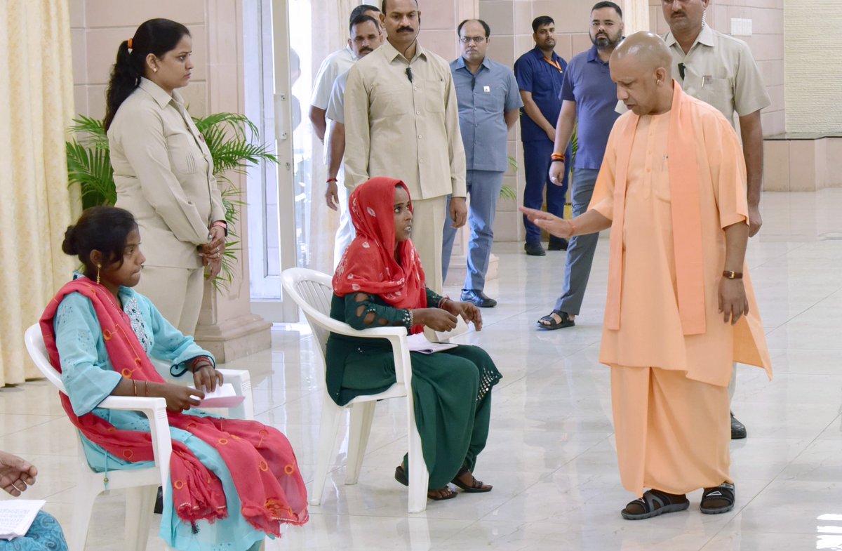 UPGovt's tweet photo. #UPCM @myogiadityanath ने आज जनपद लखनऊ स्थित अपने सरकारी आवास पर 'जनता दर्शन' में आए लोगों की समस्याओं को सुना।

मुख्यमंत्री जी ने सम्बंधित अधिकारियों को निर्देशित किया कि सभी लोगों की समस्याओं का निराकरण पूरी संवेदनशीलता के साथ निश्चित समयावधि में सुनिश्चित किया जाए। https://t.co/y4ggrudZ5G