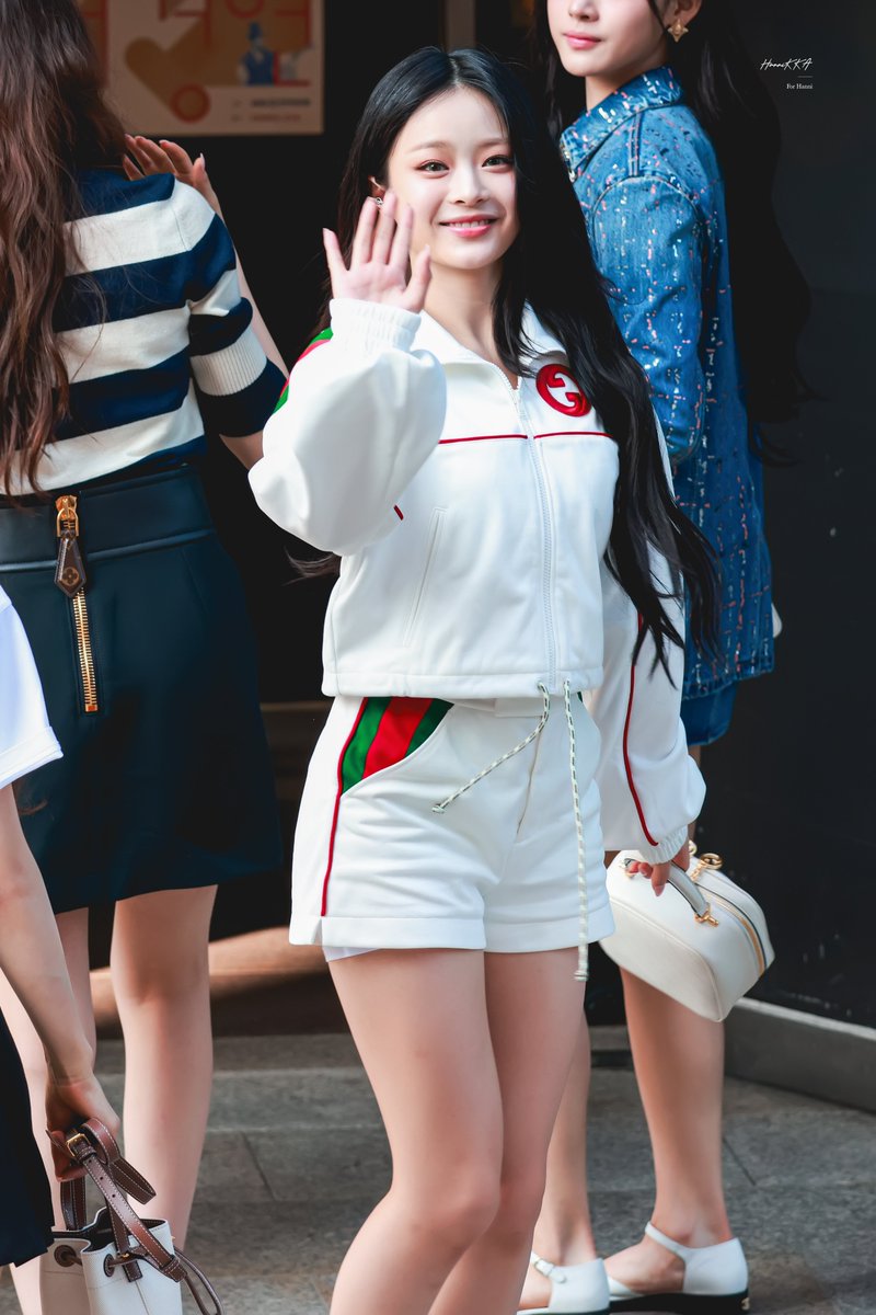 HanniKka_1006's tweet photo. 🍑
230728 뮤직뱅크 출근 #하니

🤣🥹대박예쁨팜하니🫨🩵

#뉴진스 #팜하니 #팜팜 
#newjeans #Hanni #PhamHanni https://t.co/q2ZWbyLZ4m