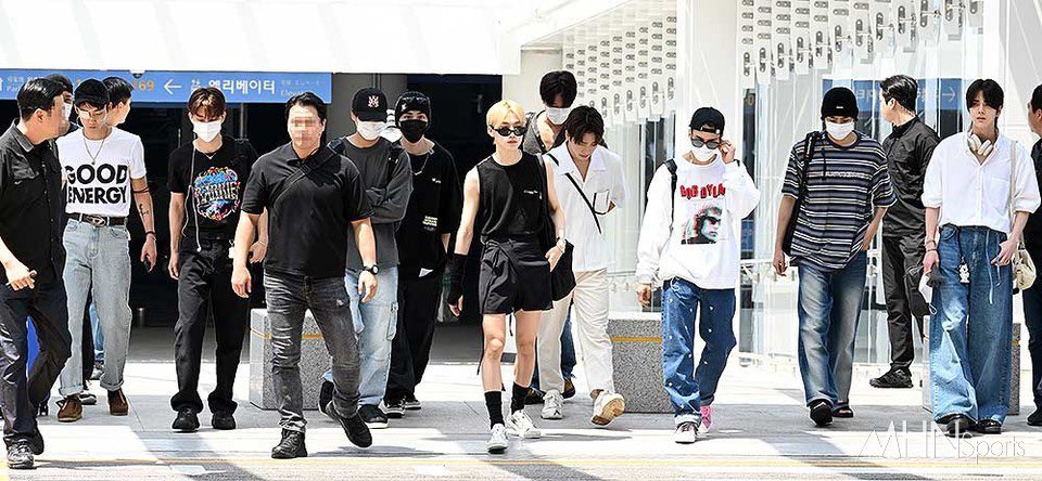 eternallyksw's tweet photo. [📸] 230728 #THEBOYZ at Incheon Airport off to Jakarta for Zeneration

#더보이즈 @WE_THE_BOYZ https://t.co/4wnaErW0F6
