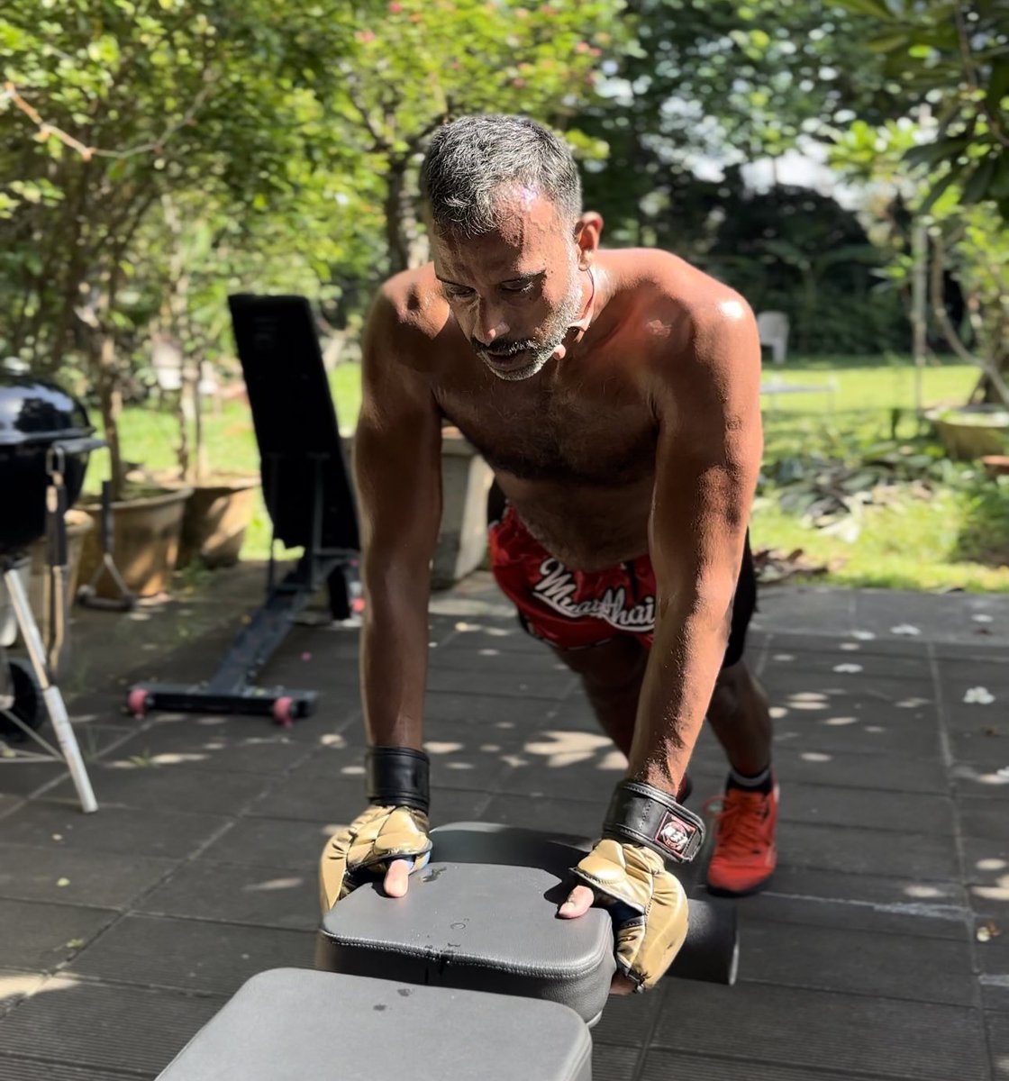 Drsanthoshjacob's tweet photo. Ten minutes of physical exercise starts to have positive effects on the brain waves . 
30 minutes improves cognitive performance and executive skills .
The benefits are due to release of BDNF and stimulation of Neuroplasticity .
#exercise #brain #antiaging https://t.co/myk77W6wEB