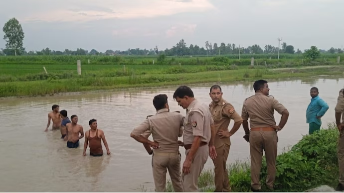 Uttar Pradesh #woman kills #husband, cuts body into 5 pieces, throws parts in a canal.

A month ago, she informed her son about her missing husband.

Based on suspicions, the police took her into custody and questioned her about her husband's whereabouts.

She then confessed to