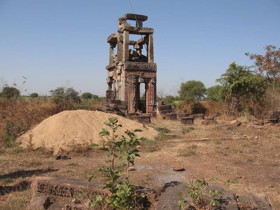 monidipadey's tweet image. The Sun Temple at Budhni, Lalitpur dist, Uttar Pradesh, 12th century, Chandella dynasty. 

Came to know of this Surya temple for the first time via my friend, who recently saw the photos on a FB heritage group. 

This temple is quite unique in its structure and also important…
