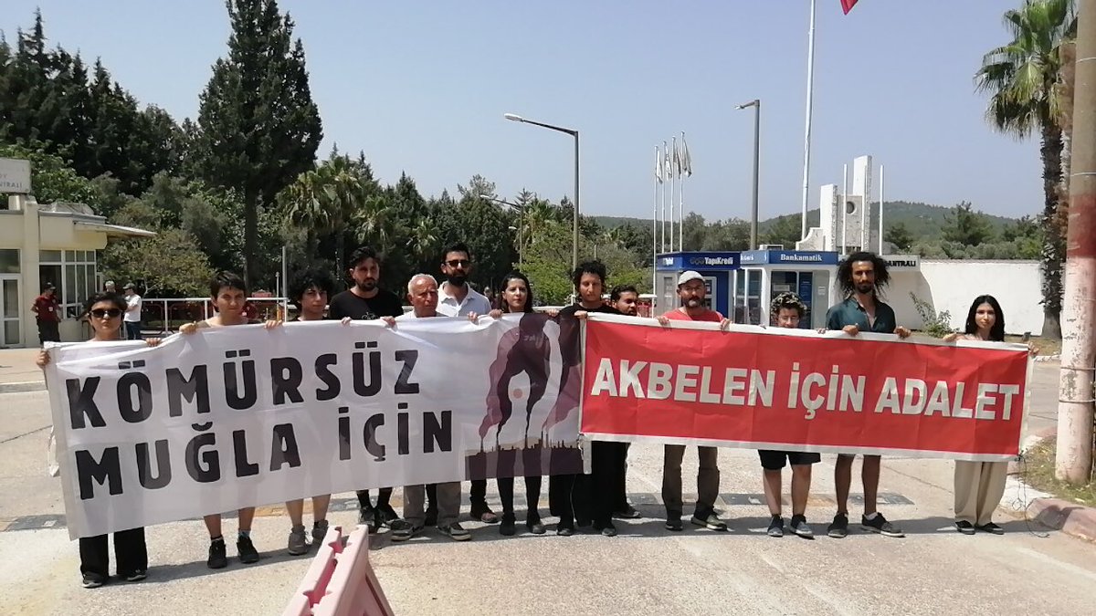 yesilsoliklim's tweet photo. Akbelen Ormanı savunucuları, Muğla’daki iki kömürlü termik santrale kömür sağlamak amacıyla İkizköy’deki Akbelen Ormanı’nın da ekokırıma neden olan Limak Holding ve İÇTAŞ ortaklığındaki YK Enerji’yi, Yeniköy termik santrali önünde protesto etti.
#AkbeleneDokunma https://t.co/fVbq2uCPEy