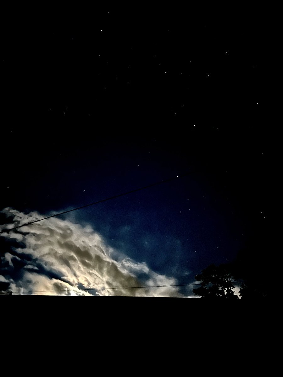yui01aif's tweet photo. ばーちゃんちのベランダから撮れた夜空
ばーちゃんち星本当綺麗だから来るたび見てる
加工ってすごいね https://t.co/zLntKtXNI5