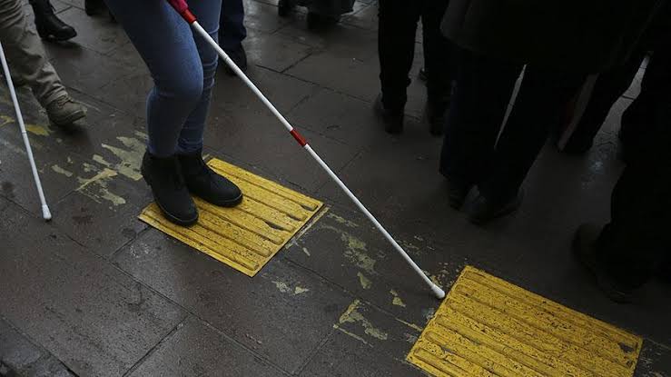 BUNU BİLİYOR MUYDUNUZ?

Görme engelli bir kişi kırmızı ve beyaz renkli baston taşıyorsa ayrıca işitme sorunu da olduğu anlamına geliyor.
 
Daha fazla insanın öğrenmesi için bu bilgiyi bu görselle yayabilirsiniz.

#EngellininAtamaÇilesi #EngelliYakınlarıSgkHakkı 
#engel #gündem