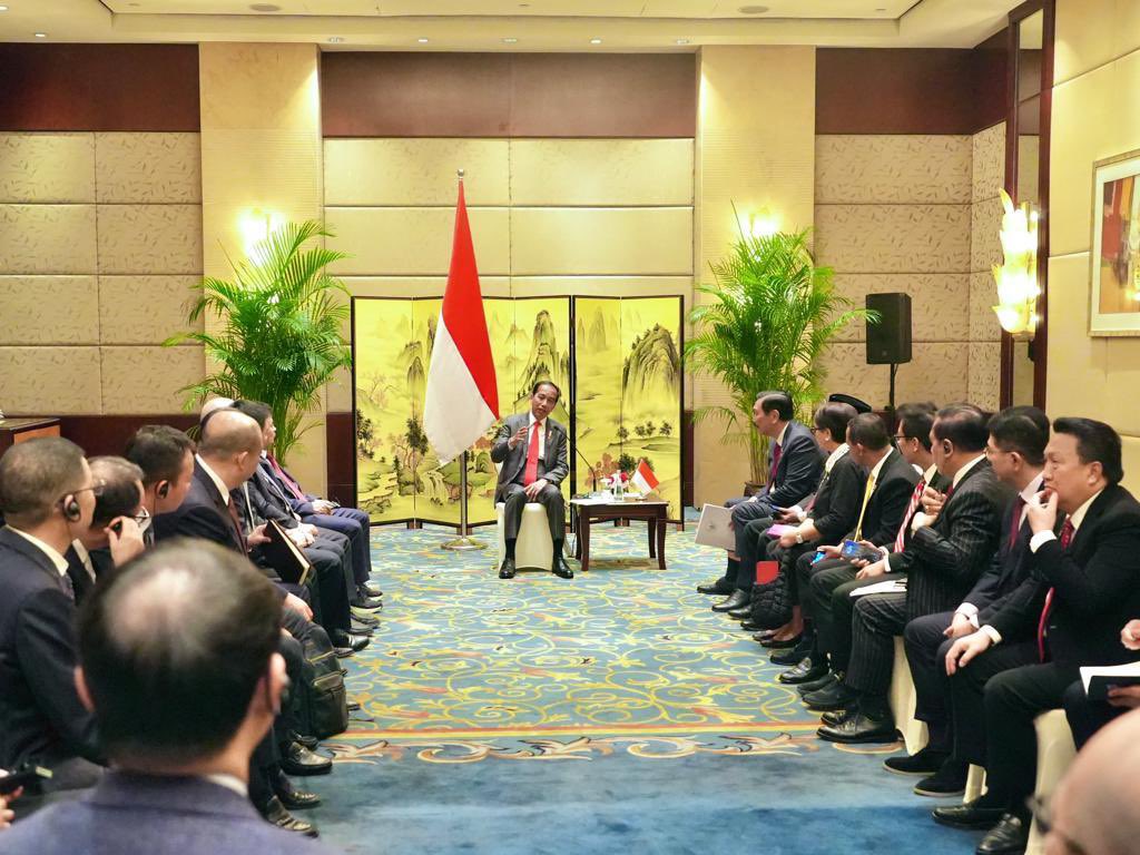 A productive discussion at the Business Roundtable between President @Jokowi and various CEOs of prominent Chinese companies in EV, green economy, sustainable energy, and health sector (Chengdu, 28/7).