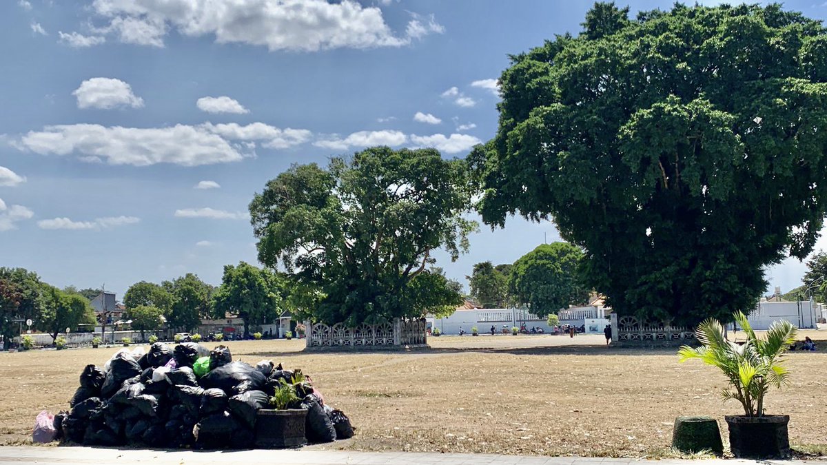 FXHarminanto's tweet photo. Selamat siang dari Alun-Alun Selatan (Alkid) Yogyakarta. :) https://t.co/w0YGqk7VFR