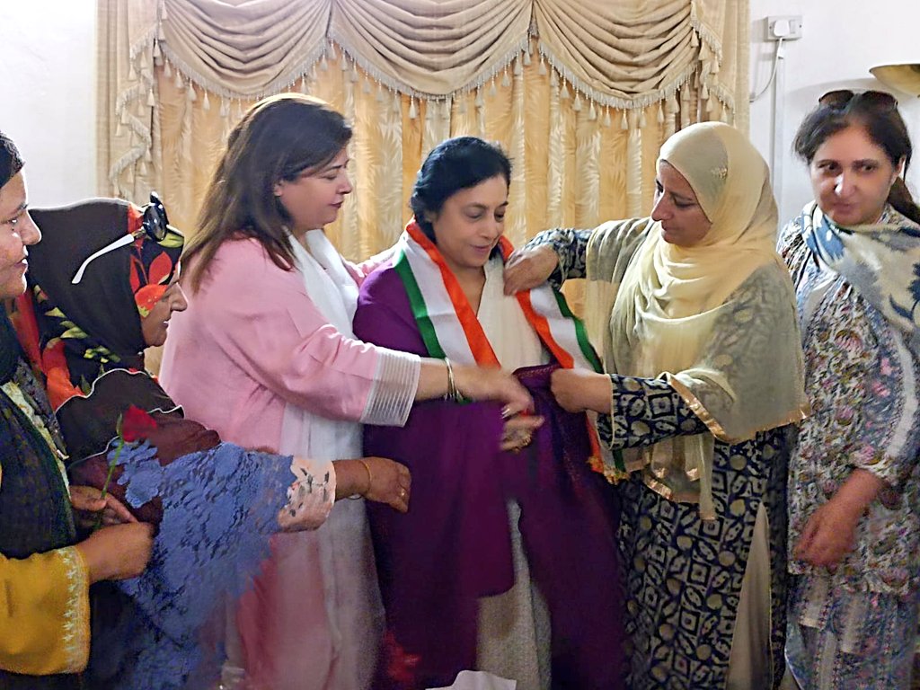 GGF_NGO's tweet photo. GGF Kashmir Women wing decorated First Lady of Kerala Smt Reshma Arif after an interaction with her at Srinagar. 
#Kerala #Jammu #Kashmir #UP @ghulamnazad @SPVARMA8 @SDG2030 https://t.co/xrV4cYCqQV