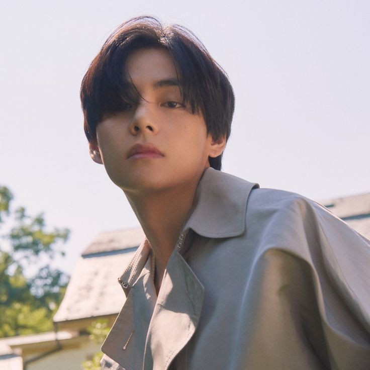 namutws's tweet photo. "Sorprendente y único" el álbum en solitario de 'V ' de BTS ha sido altamente elogiado por los críticos musicales que lo han escuchado por adelantado. Kim Young-dae dijo: "Escuché algunas de las canciones del nuevo álbum de V. Lo escuché, pero no creo que esté bien decirlo en + https://t.co/3ll4HmlNaj