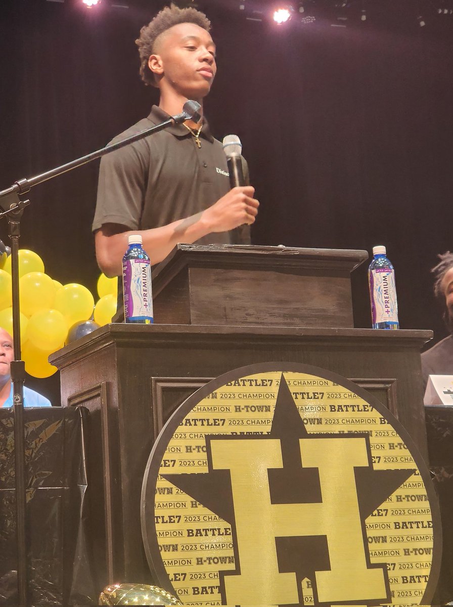 The_RightCall's tweet photo. Kid nice in that Lions secondary @Gentry_Zay speaking to the media he's ready to show you why @TrueBuzzFB Media Day 🐝 #Buzzn #TheRightCallOnSports https://t.co/7jDimxg0wB