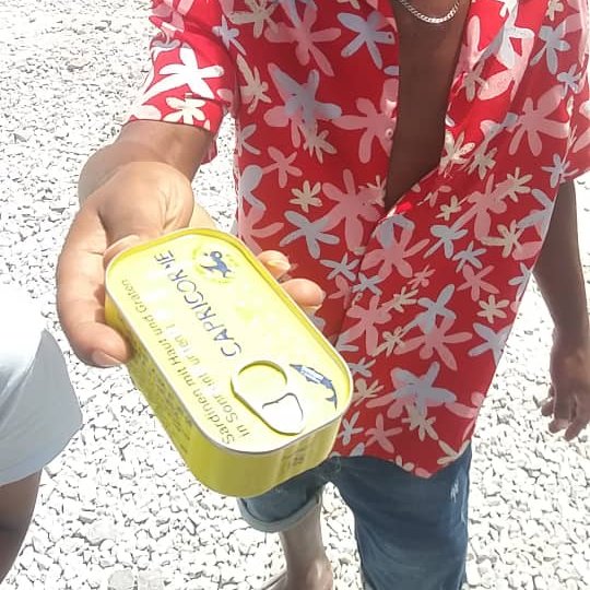 standbymelesvos's tweet photo. Making a difference together! Today, we're spreading love and nourishment at the refugee camp by distributing cans of fish. Let's put smiles on their faces and show them that they are not alone in this journey. #FoodForHope #RefugeesDeserveBetter https://t.co/JzruBmPgGr