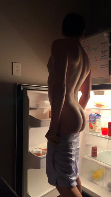 can I get you a late night snack &iquest; https://t.co/ZDSaeoMu5g