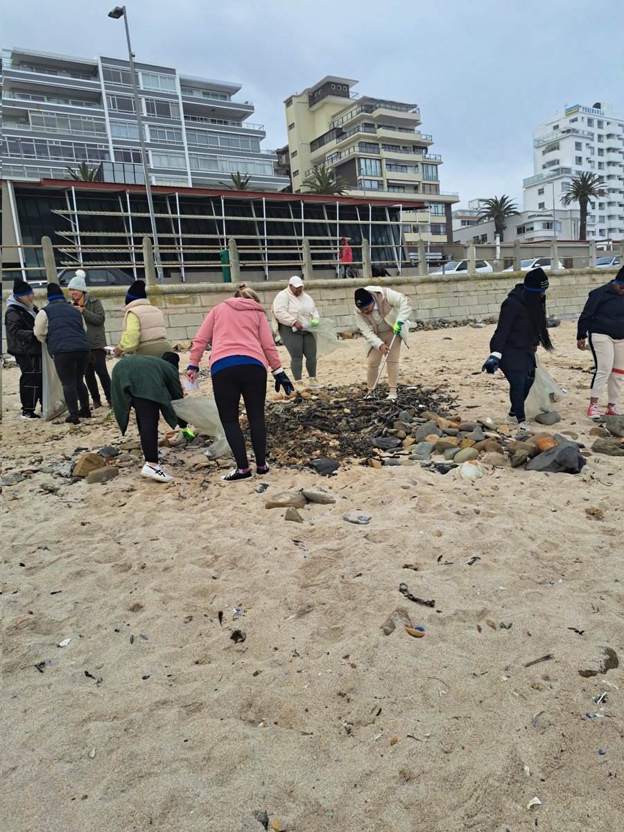 Clicks_SA's tweet photo. It's all hands on deck as Clicks MyEarth and Save a Fishie take on the litter at Sunset Beach, as teams try to collect as much rubbish as possible.
#JoinOurMyEarthJourney #ClicksMyEarth #SaveAFishie https://t.co/BdEy8GDj96