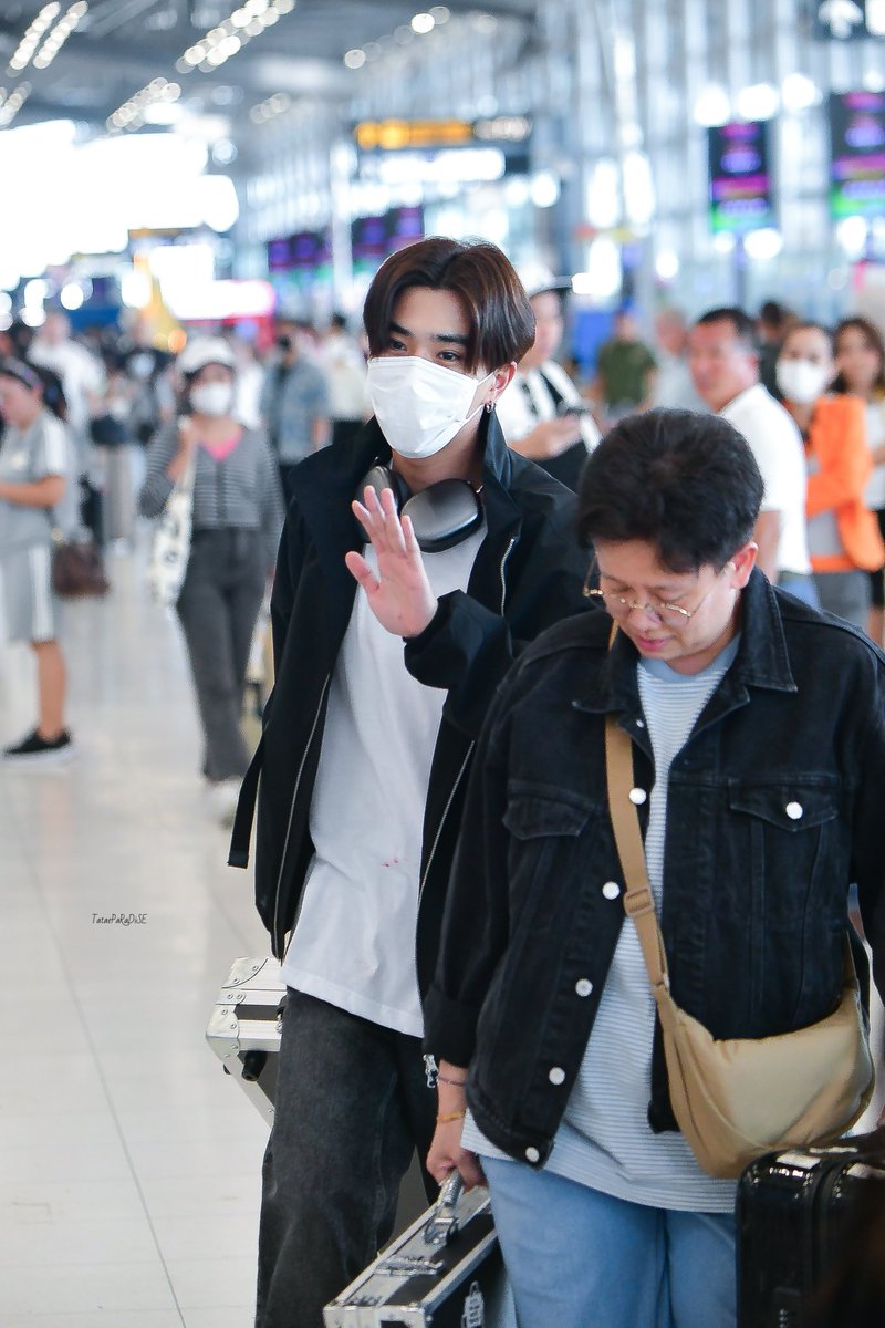 thisblackyellow's tweet photo. Have a safe flight na @perthppe and Mae @Suppawan2514 🙏

#PerthTanapon #KDPPE https://t.co/l39qQVU5sv