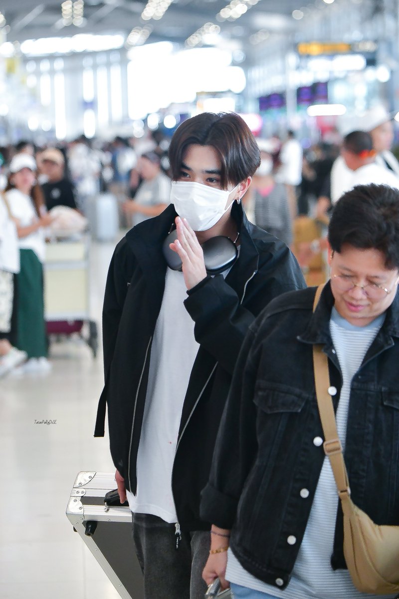 thisblackyellow's tweet photo. Have a safe flight na @perthppe and Mae @Suppawan2514 🙏

#PerthTanapon #KDPPE https://t.co/l39qQVU5sv