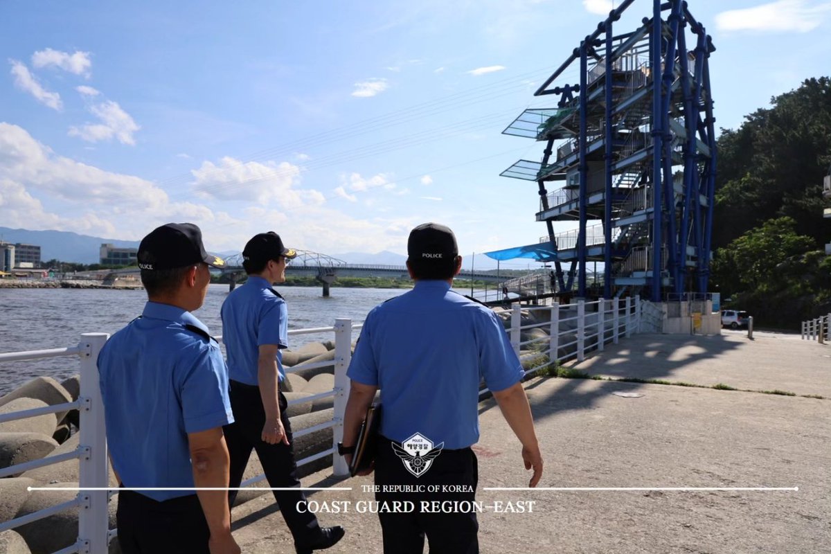 김성종 동해지방해양경찰청장은 27일 물놀이, 해양레저 등 연안활동 극성수기를 맞아 속초해양경찰서 낙산파출소와 동해해양경찰서 강릉파출소를 방문해 연안해역 안전관리 현장을 점검하고 현장 직원들을 격려했습니다. #해양경찰#해경#동해지방해양경찰청#동해해경청#동해