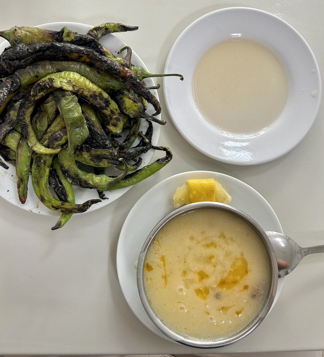 mehmetsaribey's tweet photo. Balıkesir sabah çorbası kültüründe kendine yer edinebilmiş, tavsiye edilebilecek bir çorbacı Kemalpaşalı Köfteci. Çorba yumurtalı ve sade olarak iki seçenekli sunuluyor ve sadece tek çorba çeşidi mevcut. Çorbanız geldiğinde yanında tabak içinde sirkeyle birlikte geliyor. + https://t.co/Oo9L7MzUlf