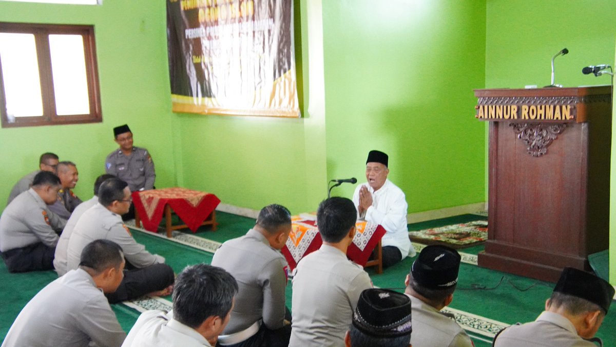 ResKulonprogo's tweet image. Binrohtal Agama Islam dengan tema &quot;Keutamaan Puasa Asyura&quot; di Masjid &apos;Ainurrahman Polres Kulonprogo, Jumat (28/7/2023).

#binrohtalpolri #pengajian #masjid #kulonprogo #jogja
