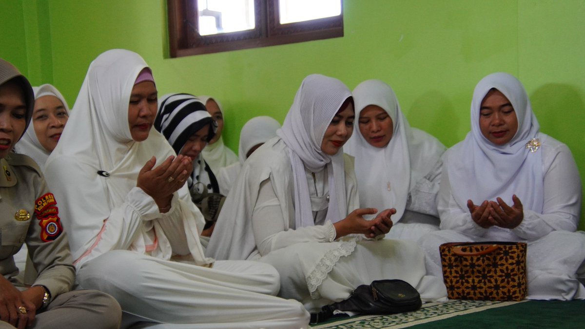 ResKulonprogo's tweet image. Binrohtal Agama Islam dengan tema &quot;Keutamaan Puasa Asyura&quot; di Masjid &apos;Ainurrahman Polres Kulonprogo, Jumat (28/7/2023).

#binrohtalpolri #pengajian #masjid #kulonprogo #jogja