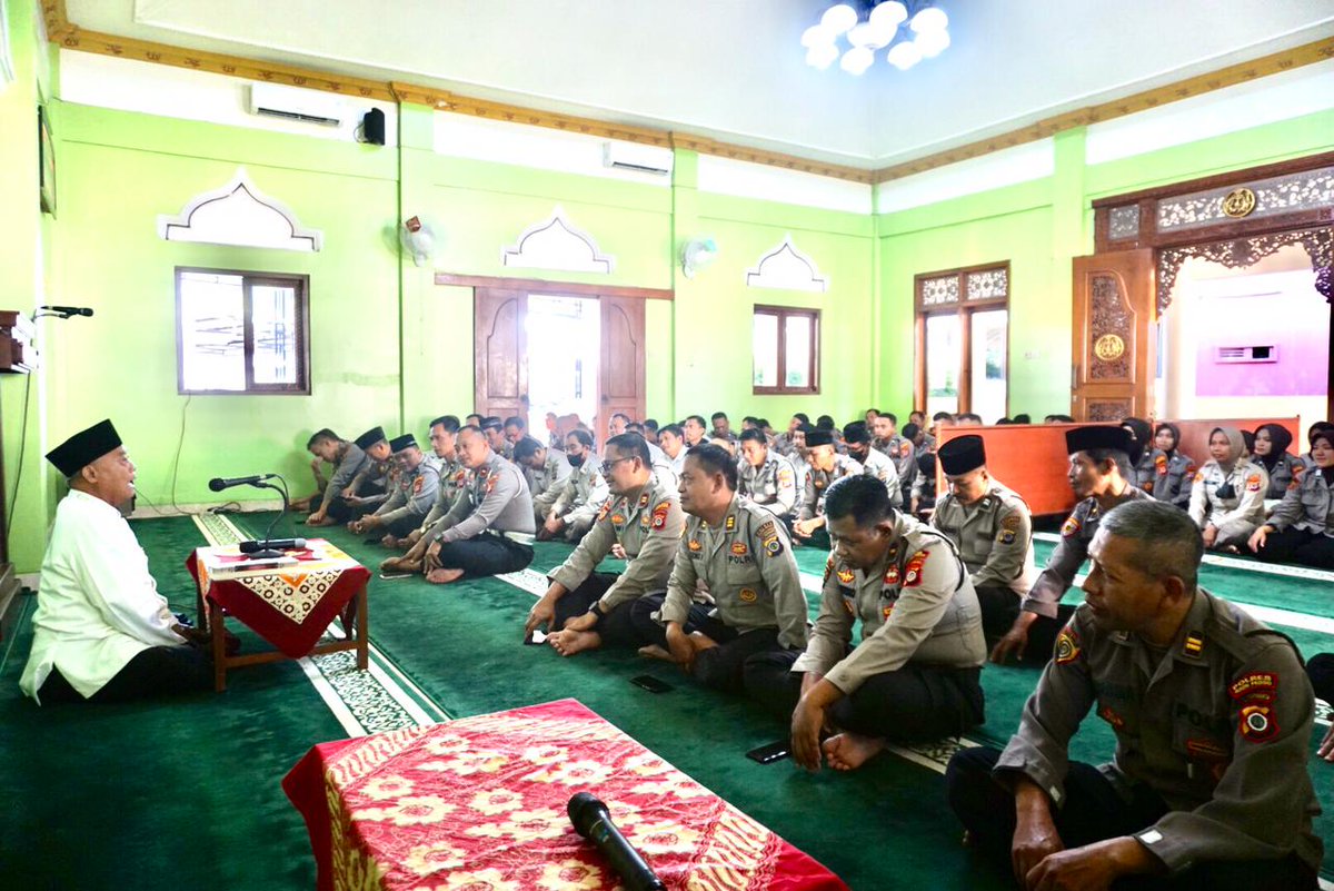 ResKulonprogo's tweet image. Binrohtal Agama Islam dengan tema &quot;Keutamaan Puasa Asyura&quot; di Masjid &apos;Ainurrahman Polres Kulonprogo, Jumat (28/7/2023).

#binrohtalpolri #pengajian #masjid #kulonprogo #jogja