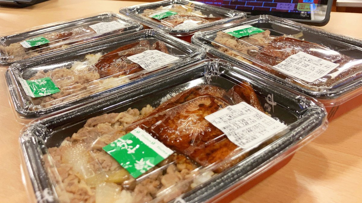 sukiya_jp's tweet photo. 今日は毎年恒例✨すき家本部での社内販売の日です❗️

たくさんのうな丼＆うな牛が並んでいます…ワクワク…o( ˆoˆ )o✨

#すき家 #うな牛 https://t.co/n4lIqYxX9D