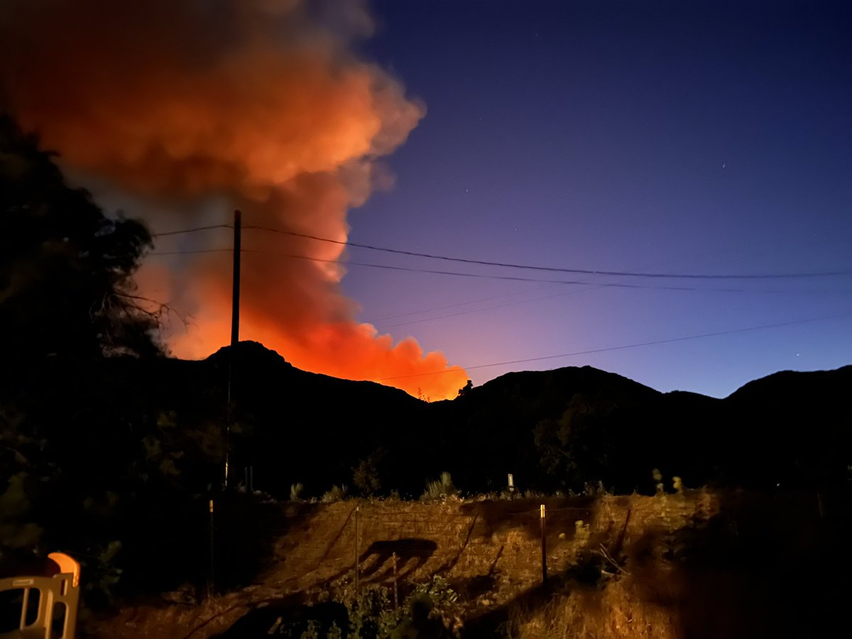 PhotosByChrys's tweet photo. This was taken about 900pm from my front yard #Bonnyfire #AnzaCa https://t.co/4MWW8AL4AG