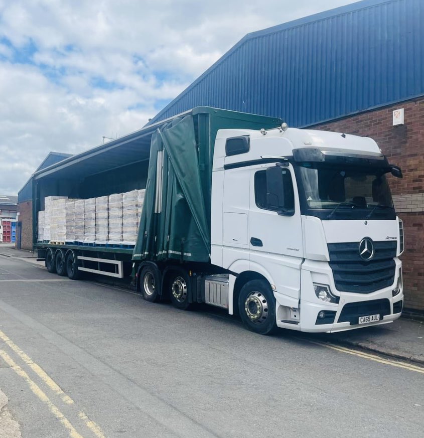 Us at SPD definitely have the “Foot down Friday”Feeling today 🚛 💨 🚛 💨 

#transportation #WomenInTransport #hgv #fyp #wales #lorrydriver #hgvdriver #bosslady