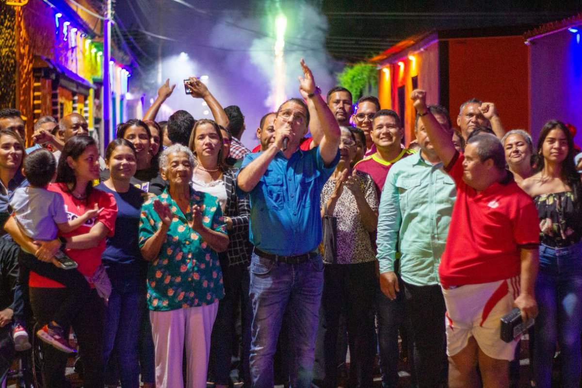 jaarreaza's tweet photo. Desde Barinas, tierra natal del Comandante Hugo Chávez, recibimos este 28 de julio con alegría, joropo y fuegos artificiales. Definitivamente Chávez vive en el corazón de su pueblo y vivirá para siempre. 
Prefiero mil veces los 28 de julio a los 5 de marzo. ¡Qué viva la vida! https://t.co/1cS5hqE7D2