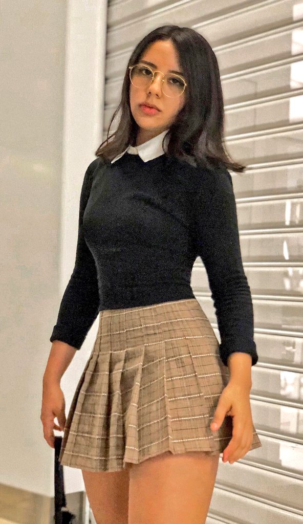 andreamartz2000's tweet photo. Sean sinceros, como me veo vestida de esta forma? https://t.co/nYS6i7EqZ6