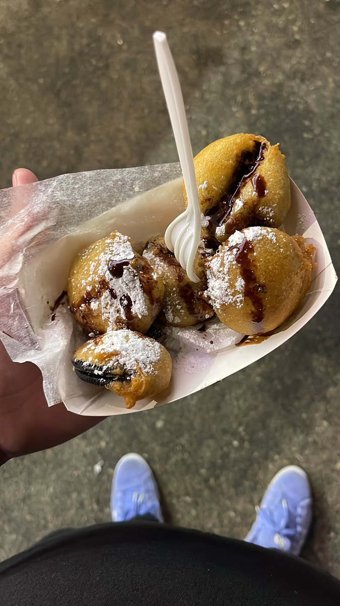 BasedKing__'s tweet photo. Deep fried Oreos https://t.co/hkCru5KaDM