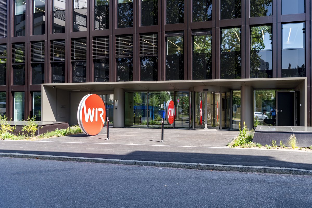 «Dieses Ergebnis ist vor allem deshalb erfreulich, weil die Bank WIR im Branchenvergleich punkto Konditionen zugunsten der Kundinnen und Kunden immer wieder ‹gegen den Strom› schwimmt», kommentiert CEO Bruno Stiegeler die Zahlen zum Halbjahr 2023. 

wir.ch/de/news-detail…