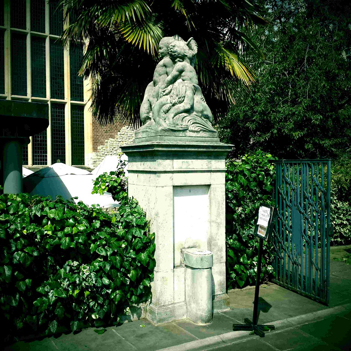 Tower Hill Terrace's drinking fountain could be contemporary with Cecil Thomas' 1965 sculptures over the gate piers. Either way, Tower Hill Trust redeveloped the terrace a few times over the years, most recently in 2019, with the broken drinking fountain left untouched 🚱🙁