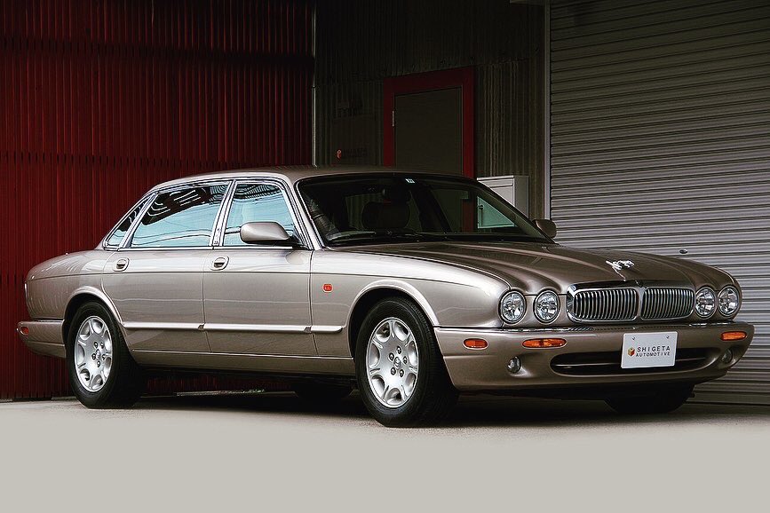 9lW0DZGaNR1486I's tweet photo. 新規入荷車両 X308 ジャガー ソブリン 4.0 V8です。
法人→個人名義変更のみの、実質ワンオーナーです。
もちろん禁煙車、整備記録簿は19枚保管されています。
緑系の多いX308ですが、トパーズも色気があって良いですね。
#jaguar #sovereign #x308 #jaguar xj #daimler #shigetaautomotive https://t.co/3KFUiiB1Tp