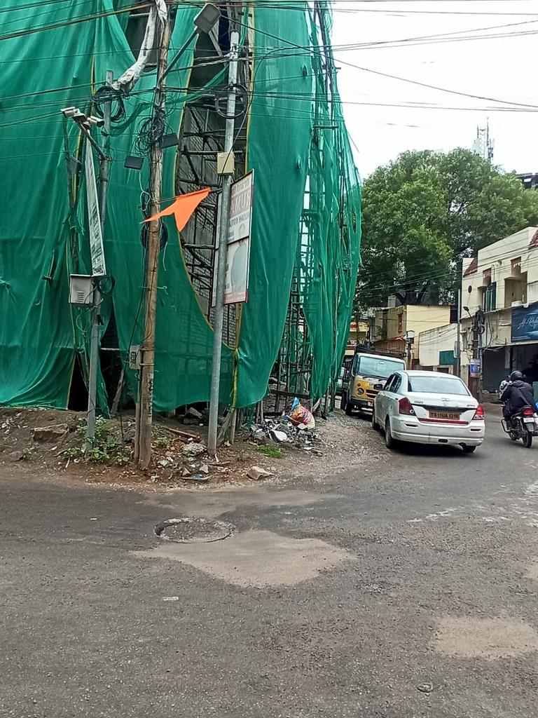 deeswmcir21's tweet photo. @Rusty_2001 @GHMCOnline @HydYouDeserve @swachhhyd @HakkuInitiative @Citizen_TS @WithCitizen @HydWatch Attended the complaint and got rectified https://t.co/za20kSo95Y