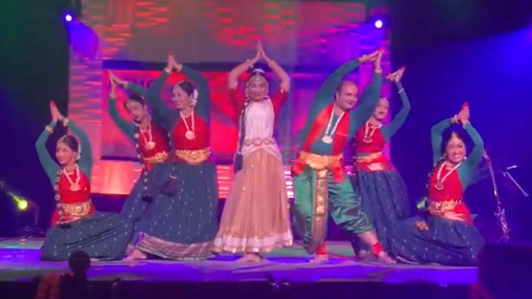 Divine performing with #ashasharath #ashanair #deepthynair @nishanigil #sindupillai #aljusimon #reshmaanthony #nijuarakathu & #bharatanatyam troupe at @AKMG_Official 2023 Convention @AmwayGrandPlaza! @akmgcanada #womeninmedicine #Indianclassicaldance #nritta #abhinaya