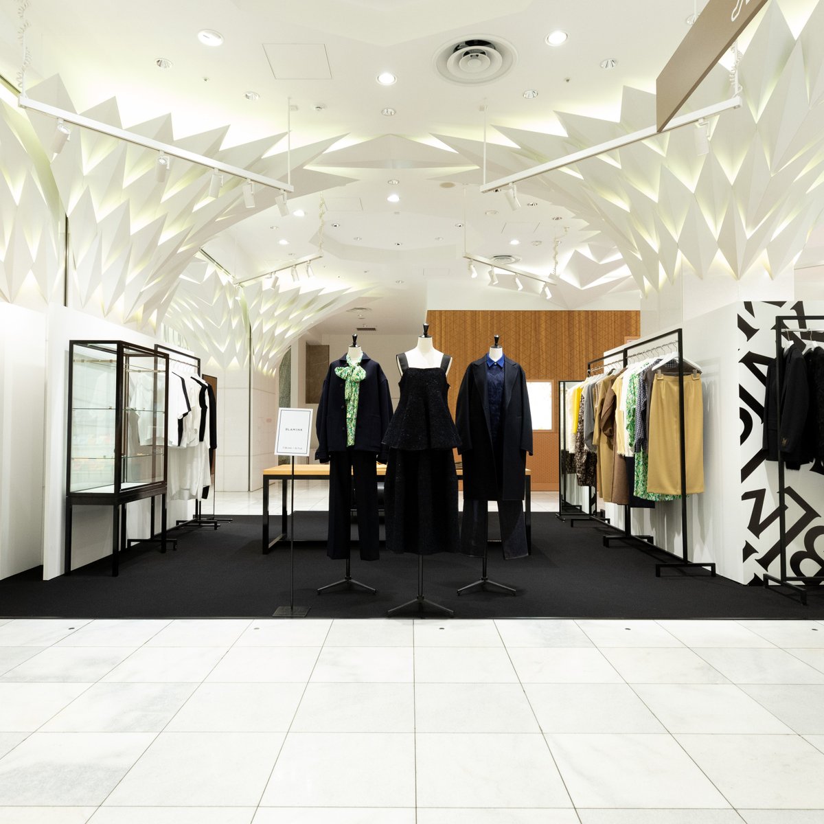 mitsukoshi_nh's tweet photo. ＜#ブラミンク＞「2023 プレ フォール コレクション」開催中！

三越350周年を記念した特別な限定トートバッグをはじめ、新作のウェアを多彩にご紹介します。お買いあげいただいた先着350名さまに「⼿拭い」のプレゼントも！詳細は⬇️
https://t.co/FVn7d3z2RJ

～8月1日(火)
本館1階 ステージ
#BLAMINK https://t.co/Y5xgxrPiH3
