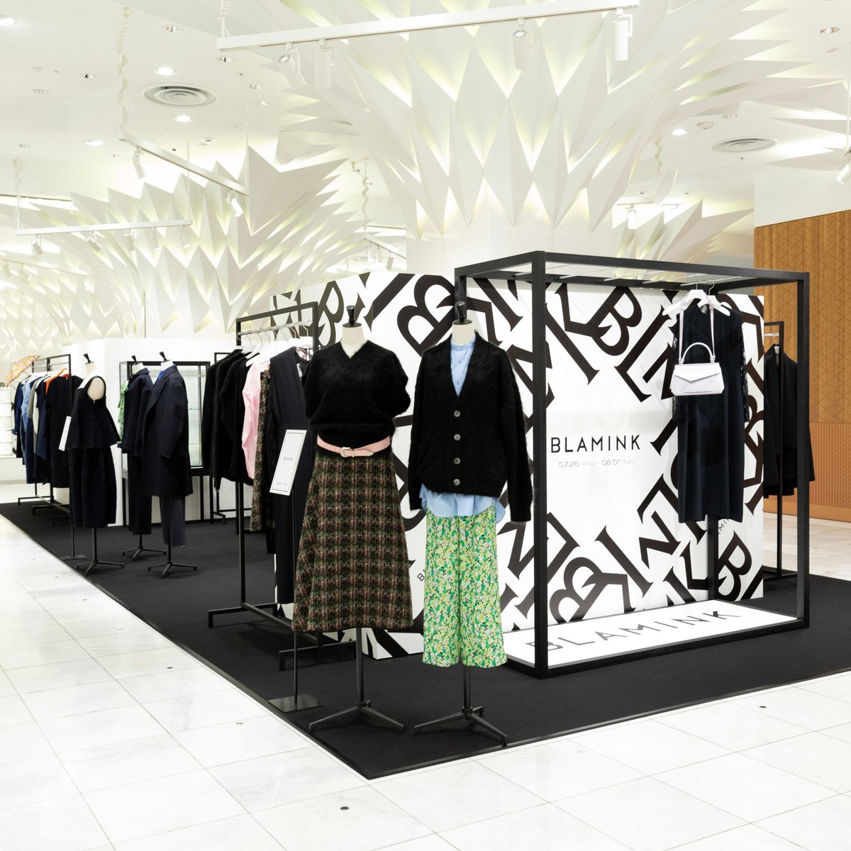 mitsukoshi_nh's tweet photo. ＜#ブラミンク＞「2023 プレ フォール コレクション」開催中！

三越350周年を記念した特別な限定トートバッグをはじめ、新作のウェアを多彩にご紹介します。お買いあげいただいた先着350名さまに「⼿拭い」のプレゼントも！詳細は⬇️
https://t.co/FVn7d3z2RJ

～8月1日(火)
本館1階 ステージ
#BLAMINK https://t.co/Y5xgxrPiH3