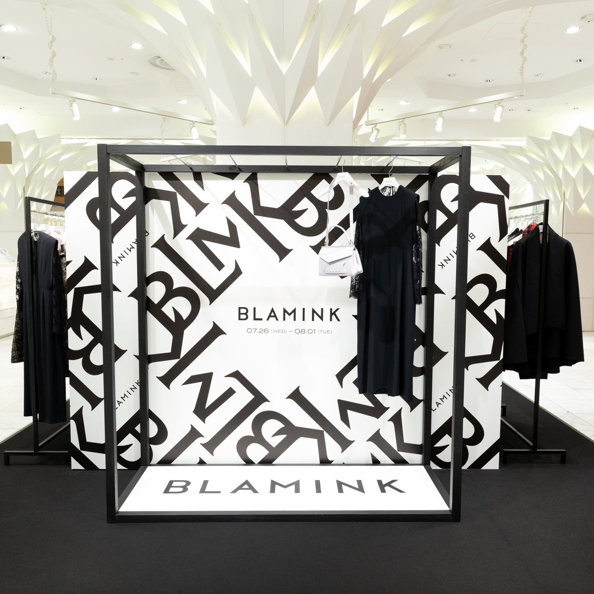 mitsukoshi_nh's tweet photo. ＜#ブラミンク＞「2023 プレ フォール コレクション」開催中！

三越350周年を記念した特別な限定トートバッグをはじめ、新作のウェアを多彩にご紹介します。お買いあげいただいた先着350名さまに「⼿拭い」のプレゼントも！詳細は⬇️
https://t.co/FVn7d3z2RJ

～8月1日(火)
本館1階 ステージ
#BLAMINK https://t.co/Y5xgxrPiH3